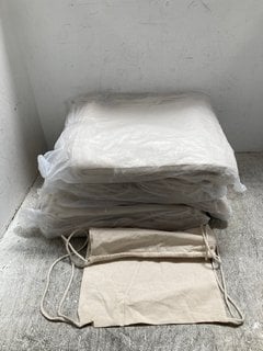 BOX OF MATERIAL BAGS IN BEIGE: LOCATION - J 17