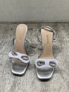 DREAM PAIRS WOMENS GEM STRAP/BOW HEELS IN SILVER - UK SIZE 6: LOCATION - J 21