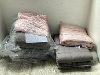 QTY OF BEDDING ITEMS TO INCLUDE 2 X KIDS WEIGHTED DUVET & COVER SETS IN VARIOUS DESIGNS TO INCLUDE CRUSHED VELVET PINK: LOCATION - J 21