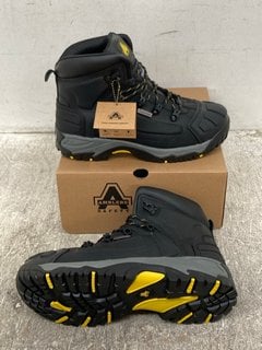 AMBLERS SAFETY BOOTS IN BLACK - UK SIZE: 9: LOCATION - I 8