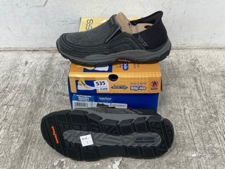SKECHERS RELAXED FIT TRAINERS IN BLACK UK SIZE 10: LOCATION - I 7