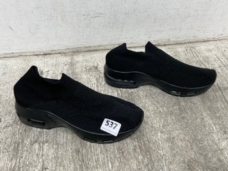WOMENS SLIP ON TRAINERS IN BLACK - UK SIZE: 7.5: LOCATION - I 7