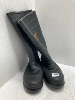 PAIR OF TUFFKING SAFETY WELLIES IN BLACK - UK 10: LOCATION - C10