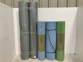 5 X ASSORTED FITNESS ITEMS TO INCLUDE TPE ECO FRIENDLY YOGA MAT IN BLUE & 2 X KAYMAN FOAM ROLLERS IN GREY: LOCATION - WA8
