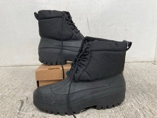 PAVERS MENS LACE UP BOOTS IN BLACK : SIZE UK9: LOCATION - A8