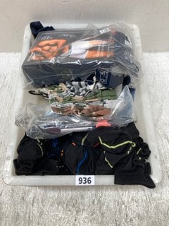 QTY OF ASSORTED MENS SOCKS & BOXERS TO INCLUDE BOX OF 5 REEBOK COTTON TRUNKS IN MULTI - UK XL: LOCATION - B8