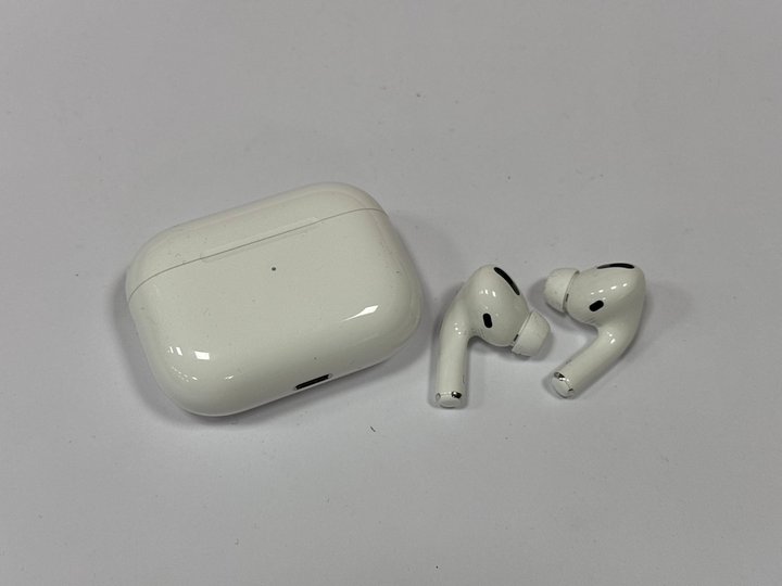John Pye Auctions APPLE AIRPODS PRO WIRELESS EAR BUDS IN WHITE MODEL