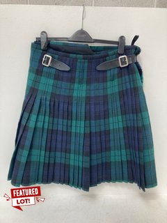 MACGREGOR MACDUFF MENS PLEATED CHECK PATTERN KILT IN GREEN AND BLACK SIZE: 38 X 23'' APRROX RRP - £350: LOCATION - WHITE BOOTH