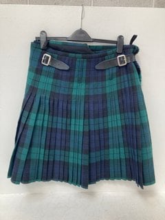MACGREGOR MACDUFF MENS PLEATED CHECK PATTERN KILT IN GREEN AND BLACK SIZE: 37 X 20'' APRROX RRP - £350: LOCATION - WHITE BOOTH