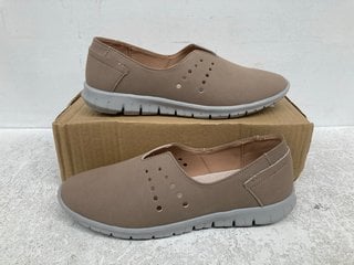 PAVERS WOMENS SLIP ON SHOES IN TAUPE SIZE: 37 EU: LOCATION - B15