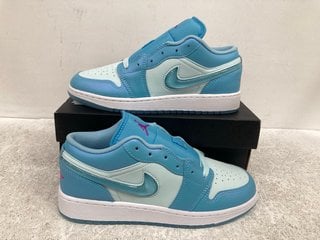 NIKE AIR JORDAN 1 LOW LACE UP TRAINERS IN AQUARIUS BLUE SIZE: 4.5: LOCATION - B15