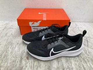 NIKE AIR ZOOM LACE UP TRAINERS IN BLACK/WHITE SIZE: 5: LOCATION - C1