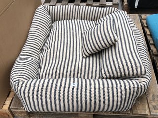 LOAF.COM WOOFINS DOG BED IN STRIPE: LOCATION - C2