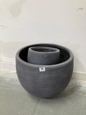 3 X ASSORTED PLANTERS TO INCLUDE COX & COX DARK GREY MATTE LARGE ROUND PLANT POT