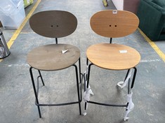 2 X SIDCUP STOOL (1 X IN OAK / 1 X IN GREY)