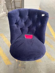 ROUND BACK DINING CHAIR IN NAVY VELVET WITH BUTTON EFFECT