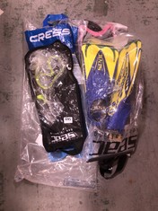 4 X ASSORTED ITEMS TO INCLUDE CRESSI AGUA SWIM FINS BLUE - SIZE 10/11