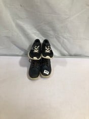 2 X CHILDS FOOTWEAR ITEMS TO INCLUDE NEW BALANCE 520 IN BLACK WITH WHITE SIZE 11.5