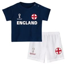 APPROX 18 X ASSORTED CLOTHING ITEMS TO INCLUDE ENGLAND, OFFICIAL FIFA 2022 TEE & SHORT SET HOME COUNTRY TEE & SHORTS SET, CHILDREN'S LARGE, AGE 4.