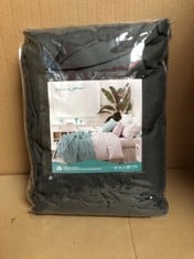 QUANTITY OF ASSORTED ITEMS TO INCLUDE WAVVE KING SIZE DUVET COVER SET – KING SIZE GREY DUVET COVER 220 X 230 CM WITH 2 PILLOWCASES 50 X 75 CM, WASHED MICROFIBER BEDDING SET WITH ZIPPER CLOSURE, SOFT