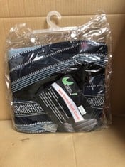 QUANTITY OF ASSORTED ITEMS TO INCLUDE BAJA BLANKET SEAT COVER : LOCATION - D