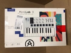 ARTURIA - MINILAB 3 - UNIVERSAL MIDI CONTROLLER FOR MUSIC PRODUCTION, WITH ALL-IN-ONE SOFTWARE PACKAGE - 25 KEYS, 8 MULTI-COLOR PADS. - WHITE.: LOCATION - RACK D
