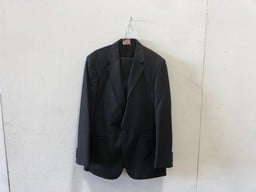 ALEXANDER DOBELL SUIT IN BLACK SIZE 40R TO INCLUDE PROTECTIVE SUIT BAG