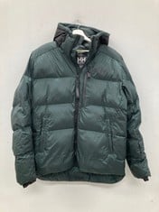 HELLY HANSEN COAT GREEN COLOUR SIZE L (HAS A STAIN ON THE RIGHT SIDE) - LOCATION 13A.