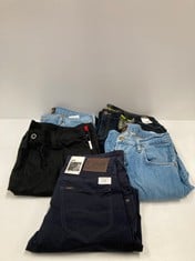 5 X GARMENTS OF VARIOUS SIZES, MODELS AND BRANDS INCLUDING BLACK DICKIES SHORTS SIZE 32 - LOCATION 1B.