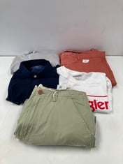 5 X GARMENTS OF VARIOUS SIZES, MODELS AND BRANDS INCLUDING WHITE WRANGLER T-SHIRT SIZE XS - LOCATION 5B.