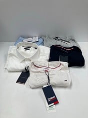 5 X TOMMY HILFIGER GARMENTS IN VARIOUS SIZES AND STYLES INCLUDING WHITE T-SHIRT SIZE M - LOCATION 25B.