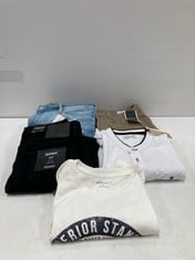 5 X JACK & JONES GARMENTS IN VARIOUS SIZES AND STYLES INCLUDING WHITE T-SHIRT SIZE M - LOCATION 37B.