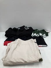 6 X JACK & JONES GARMENTS IN VARIOUS SIZES AND STYLES INCLUDING GREEN T-SHIRT SIZE XL - LOCATION 41B.