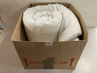 BOX OF ASSORTED SOFT FURNISHINGS TO INCLUDE BABY JUNIOR COTBED ANTI-ALLERGY DUVET