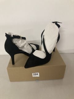 PAIR OF WOMENS BLACK HEELED SHOES - SIZE 7