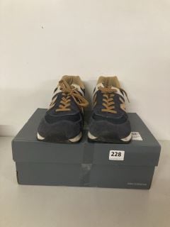 PAIR OF NEW BALANCE 574 EVG TRAINERS IN NAVY - SIZE UK 11