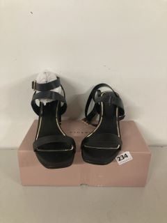 PAIR OF FIG AND BASIL BLOCK HEEL SANDALS IN BLACK - SIZE 7E