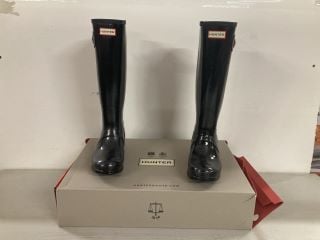 PAIR OF HUNTER ORIGINAL TALL GLOSS KNEE HIGH BOOTS IN BLACK - SIZE 4