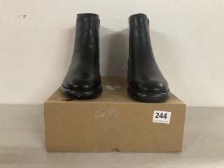 PAIR OF WOMENS CHELSEA BOOTS IN BLACK - SIZE 6