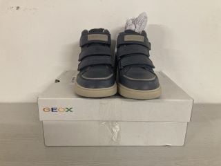 PAIR OF GEOX BOYS SHOES IN NAVY LEATHER - SIZE 4