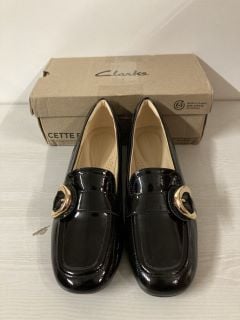 PAIR OF CLARKS DAISS 30 TRIM SHOES IN BLACK - SIZE 6