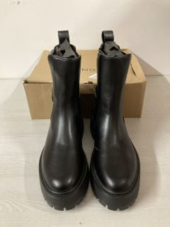 PAIR OF MNG ANKLE BOOTS IN BLACK - SIZE 7