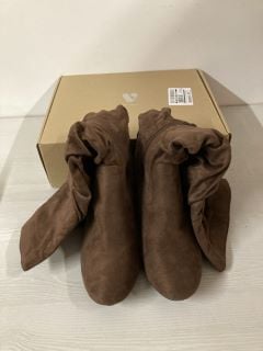 PAIR OF WOMENS WIDE FIT BLOCK HEEL SLOUCH KNEE BOOTS IN CHOCOLATE - SIZE 7EE