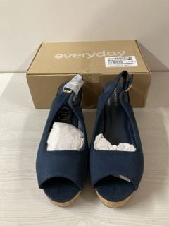 PAIR OF EVERYDAY EXTRA WIDE TOE WEDGE SANDALS IN NAVY - SIZE 7EEE