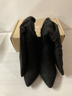 PAIR OF WOMENS STANDARD FIT KNEE HIGH BOOTS IN BLACK - SIZE 6