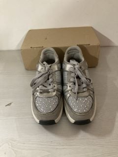 PAIR OF WOMENS TRAINERS IN SILVER- SIZE 4