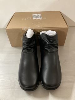 PAIR OF HOTTER MURMUR LEATHER WIDE FIT ANKLE BOOTS IN BLACK - SIZE 8