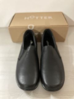 PAIR OF HOTTER GLOVE II WIDE SHOES IN BLACK - SIZE UK 8