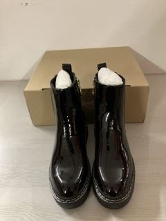PAIR OF WOMENS ANKLE BOOTS IN GLOSS BLACK - SIZE 4
