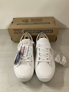 PAIR OF BOBS MEMORY FOAM TRAINERS IN WHITE - SIZE 6